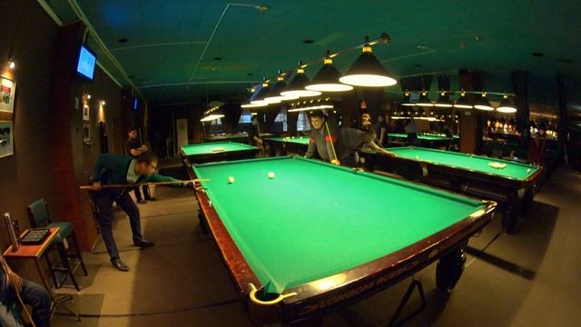 Резка чужого шара в среднюю лузу при счете 7:7 в партии по русскому бильярду