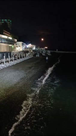 Луна и море