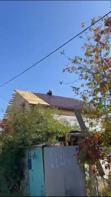 Процесс покрытия крыши 🛖 дома 🏠 идет полным ходом 👍 смотреть онлайн