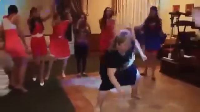 ПРИКОЛ ПЬЯНЫЕ ДЕВУШКИ ЗАЖИГАЮТ НА СВАДЬБЕ ! смотреть онлайн