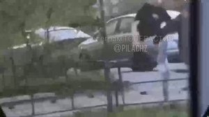 В Питере местный мужчина что-то не поделил с мигрантом-торгашом и устроил с ним драку посреди улицы