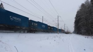 Электровоз 2ЭС6-1077 "Синара" с контейнерным поездом.