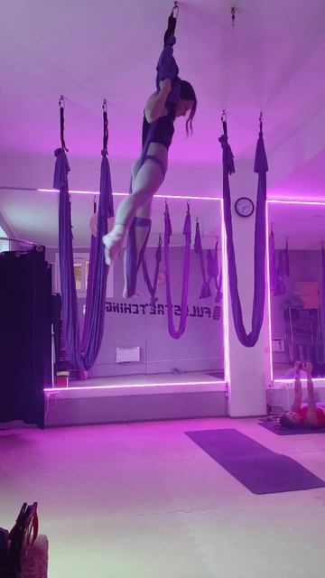 Воздушная гимнастика, аэростретчинг ##flyyoga #гимнастика смотреть онлайн