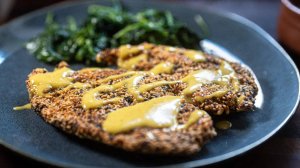 Курица с хрустящей корочкой, травами и кунжутом