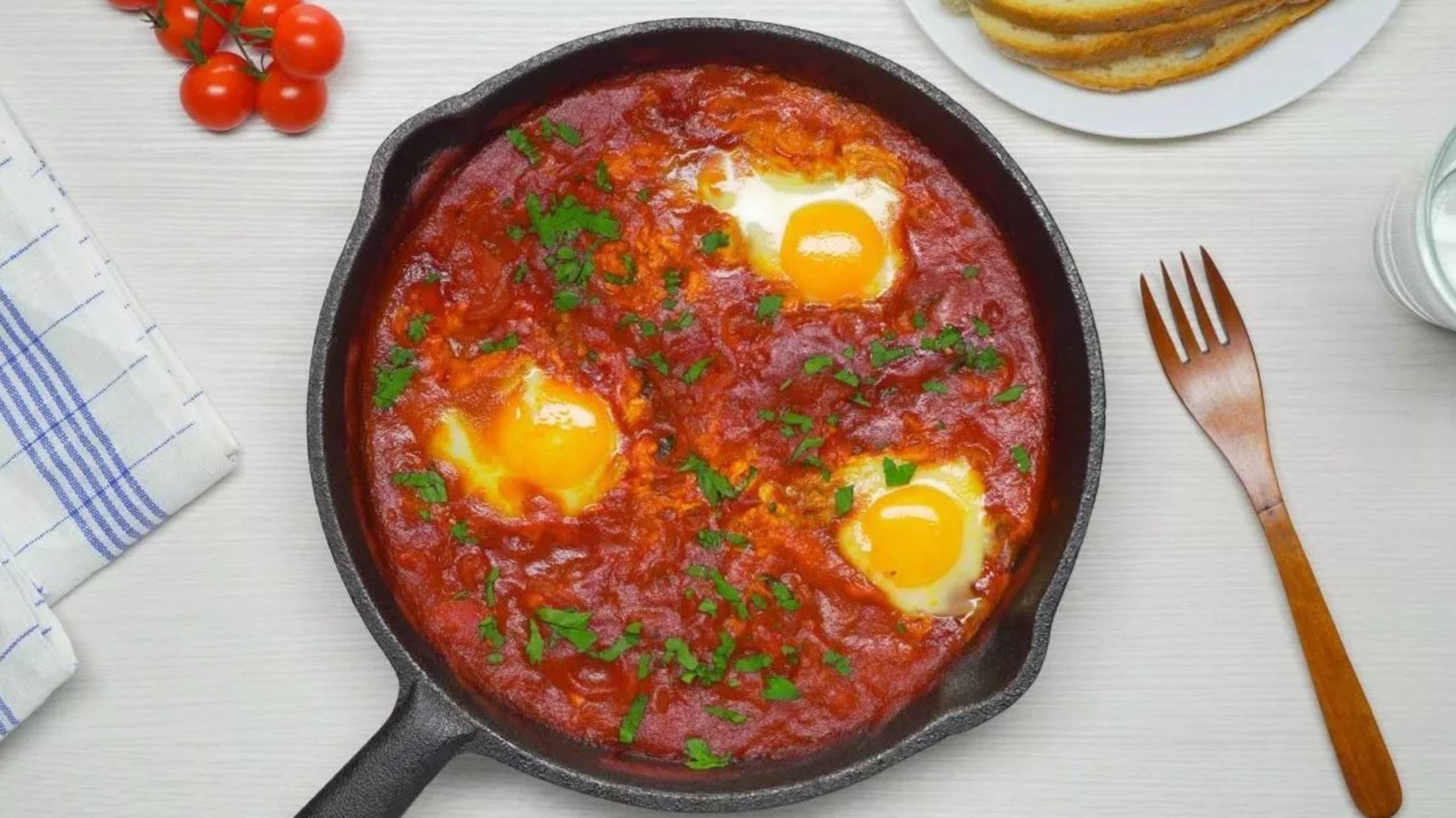 Знаменитая ШАКШУКА - популярный ближневосточный завтрак. Рецепт от Всегда Вкусно! смотреть онлайн