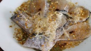 Жареные кусочки щуки в пряной панировке с луком