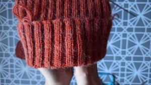 Шапка резинкой 2х2 с красивой макушкой...