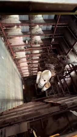 Заброшенный космический корабль «Буран» и ракета-носитель «Энергия» в ангаре космодрома Байконур