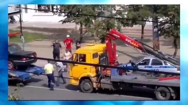 Мужик дерется с эвакуаторщиком