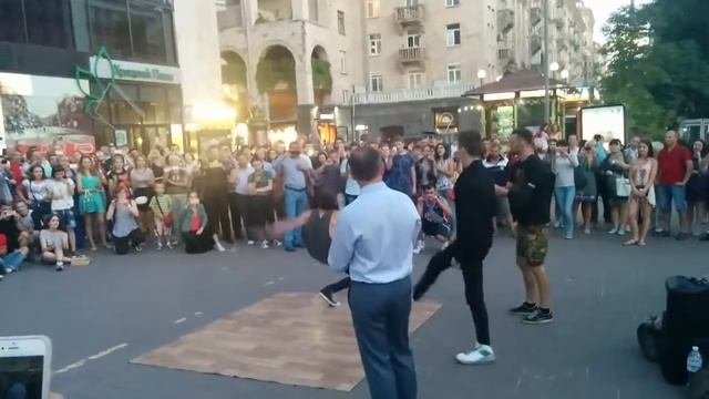 Олег Ляшко танцует на Хрещатике