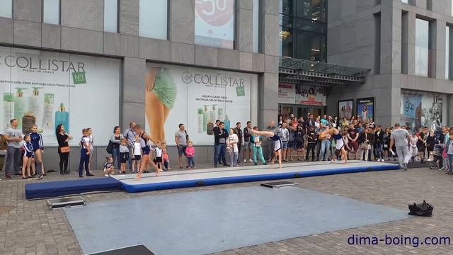 Показательные выступления акробатов СК "Виват" в Пассаже, 30.07.2017 смотреть онлайн