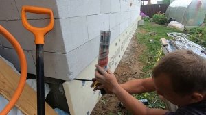 Продолжаю клеит пеноплекс на клей пену к фундаменту(ч?