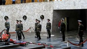 смена почётного караула на мамаевом кургане в волгограде ч.1 / 2007-05-03.avi