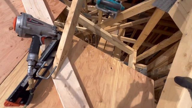 Соединяю две крыши и необычный сервис на стройке.