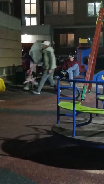 Сегодня на детскую площадку пришëл медведь 🐻💤 смотреть онлайн