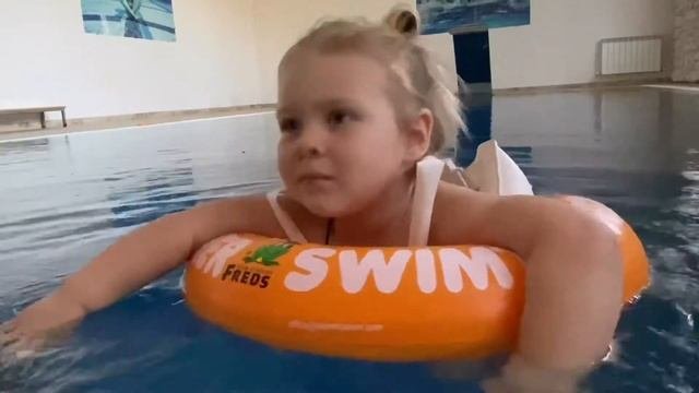 Влог ПАПА и ДОЧКА Щенячий патруль плавает в бассейне. Чем заняться на карантине