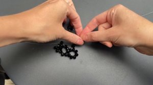 Елочная игрушка своими руками. Снежинка из бусин