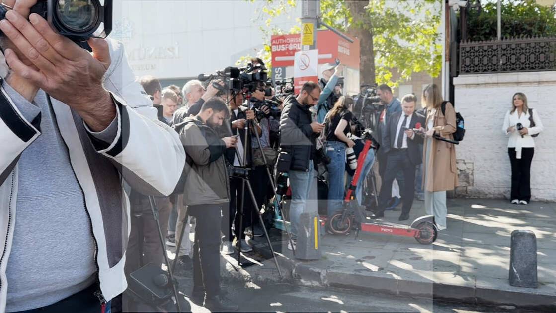Десятки журналистов на пятачке у дворца в Стамбуле ждут встречу РФ и Украины