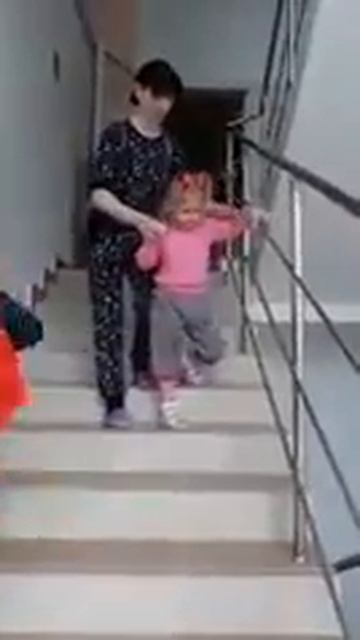 Алиса Сидорова спускается по лестнице смотреть онлайн