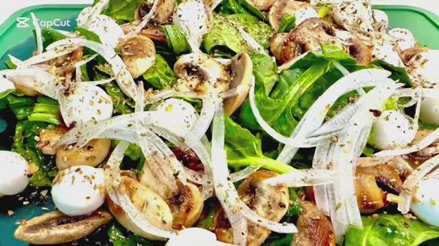 Праздничный салат с шампиньонами, моцареллой и зеленью!