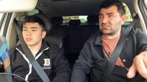 Мужики работают  на даче. Сафар учит Абдугани  как и что нужно делать.