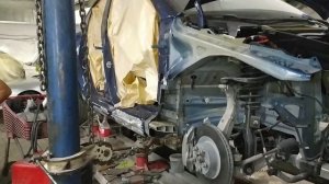 вытягивание усилителей порога tesla model Y на стапеле