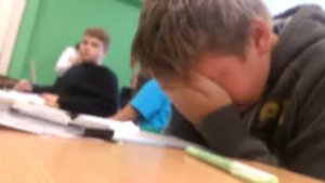 Пацан плачет на уроке