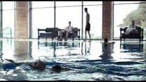 Сцена в бассейне из фильма Лобстер - Джессика Барден, Бен Уишоу и Колин Фаррелл