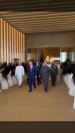 Трампа в ОАЭ встретили эффектным традиционным танцем волос — халиджи