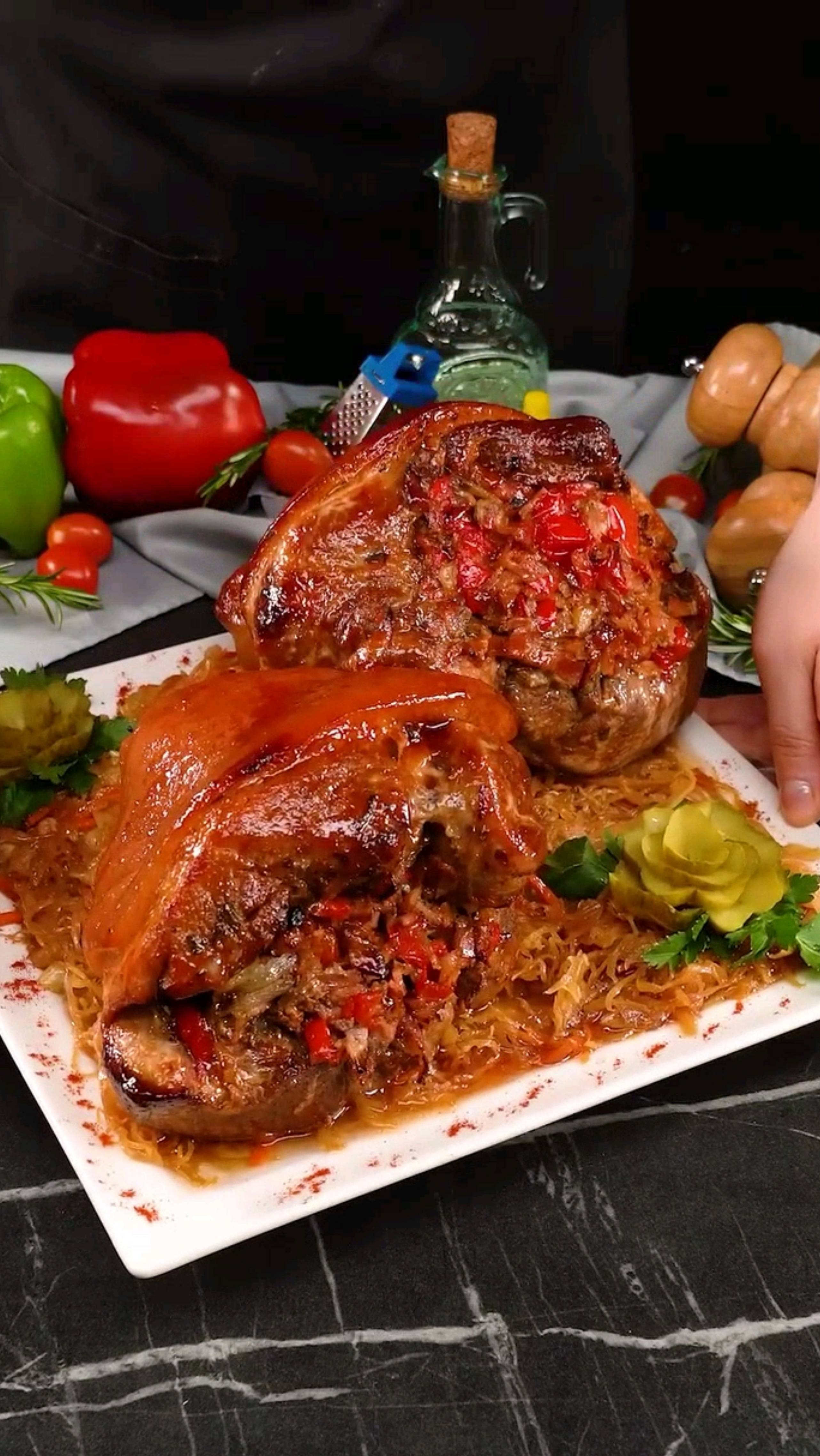 Маленький секрет, и свиные рульки будут таять во рту, как масло
