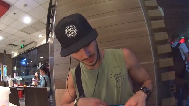 4.8. Кинули с отелем в Гуанчжоу. Новый друг смотреть онлайн