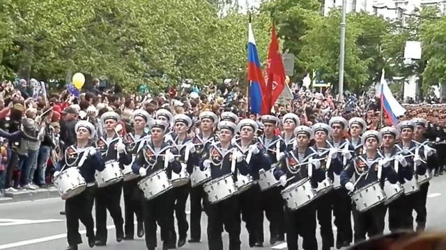 Барабанщики на параде в Севастополе