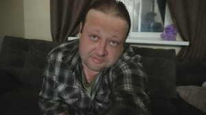 Игорь читает комментарии зрителей ночью в домике и отвечает на вопросы