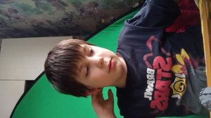 разбирание и сборка частей робота Драконьи титана Кола