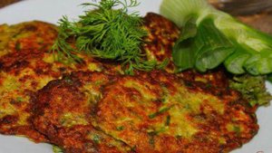 Оладьи из кабачка с мясом и шпинатом