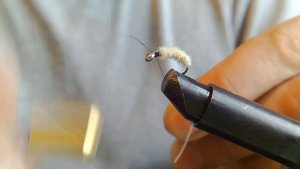 Мушка ручейник из пера павлина.