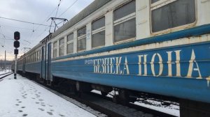 Электропоезд ЭР1-237 прибывает на станцию.