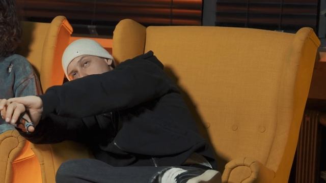 ЯНЧИК VS КОРЯ / УГАДЫВАЮТ ЗВЕЗД ПО ХЕЙТЕРСКИМ КОММЕНТАРИЯМ смотреть онлайн