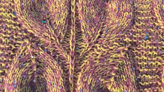 ВЯЗАНИЕ. А ЛЯ БРУНЕЛЛО КУЧИНЕЛЛИ. ЖИЛЕТ  УЗОРОМ ЛИСТЬЯ НА ВЕТКЕ СПИЦАМИ ИЗ ШЕРСТИ, МОХЕРА И ПАЙЕТОК
