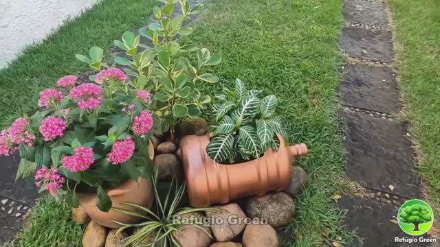 Использование бутылки из под куллера для оформления сада