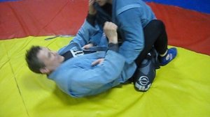 2017 год. Рычаг локтя из защиты ногами на спине.