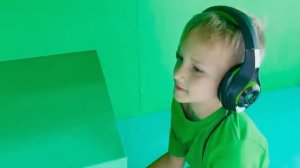 Влад и Никита Крис катается на игрушечном мотоцикле и играет с игрушками