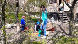 Одеть шапку на ребенка может только другой ребенок