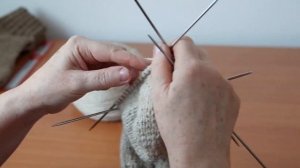 Вяжем носки спицами - клин подъема с переходом на основную часть носка.