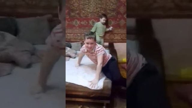 Бомж нападает
