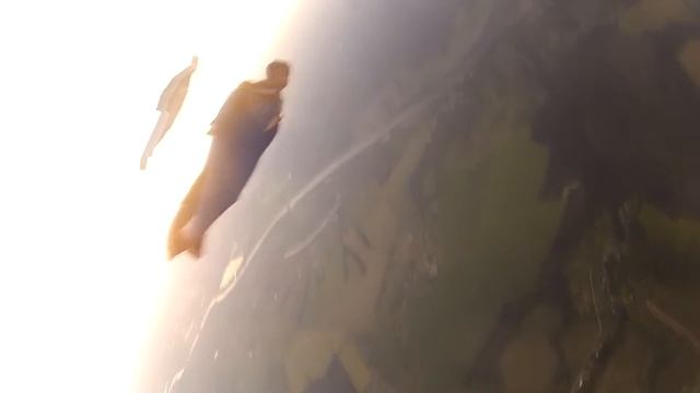 wingsuit sunset fly. прыжок в вингсьюте с перестроениями. смотреть онлайн