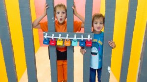 Влад и Ники и Челлендж побег из комнаты! Весёлое видео для детей.