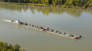 Речной толкач РТ-452 с Камня-на-Оби в Барнаул с щебнем.