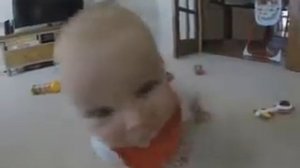 Малыш пожирает камеру