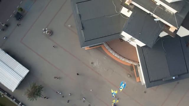 DJI Air 2S. Полет над польской ратушей смотреть онлайн
